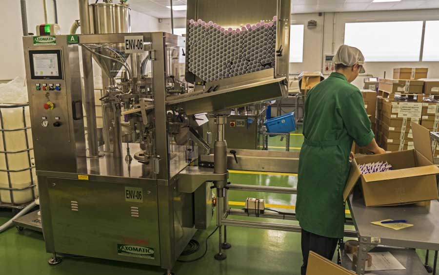 Nueva máquina envasadora de tubos.